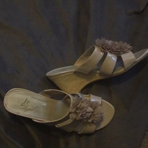 Life Stride nude wedge flower accent Size 7.5